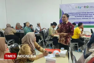 Dr. Mohamad Bastomi, SE., MM saat memaparkan materi pada Pelatihan Proses Produksi Halal untuk UMKM di Malang Raya tahun 2025 yang diselenggarakan oleh Halal Center UNISMA.